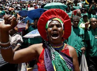 Partidarios del presidente del gubernamental ANC, Jacob Zuma, durante un mitin celebrado ayer en Soweto.