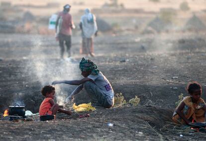 Migrantes etíopes, que huyeron de los intensos combates en su tierra natal de Tigray, cocinan cerca del puesto fronterizo de Hamdiyet, en el estado de Kasala, en el este de Sudán.