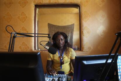 Bingo Maureen es periodista de Anisa FM, radio de Yambio. Resistió informando durante los combates que tuvieron lugar en el pueblo durante 2015.