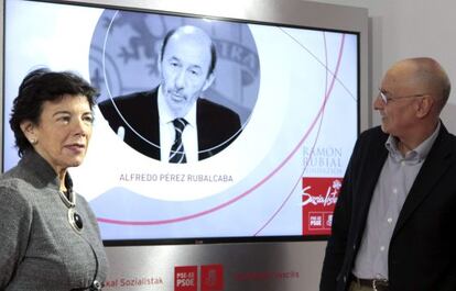 Isabel Celaá y Rodolfo Ares en la presentación de las conferencias que el PSE-EE ha organizado.