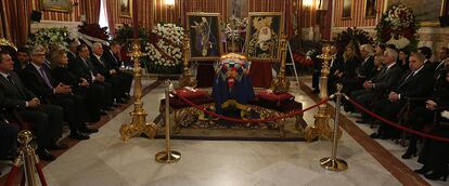 Interior de la capilla ardiente en el Ayuntamiento de Sevilla, donde se ha instalado el féretro de la Duquesa de Alba. Amigos y familiares despiden a la Duquesa.