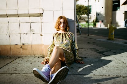 Lourdes Hernández, en las calles de Echo Park (Los Ángeles). Lleva vestido de Rochas y zapatillas Converse Chuck Taylor All Star Seasonal Colors.