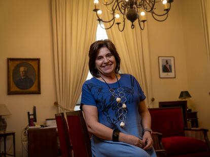 La ministra de la Secretaría General de la Presidencia, Ana Lya Uriarte, en su oficina en el Palacio de La Moneda.