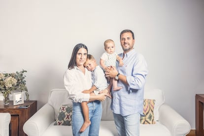 Inmaculada Guerra y Jesús Mesa con sus hijos Ignacio y Guillermo, en su casa en Madrid. Este verano han cambiado Sancti Petri por Mallorca.