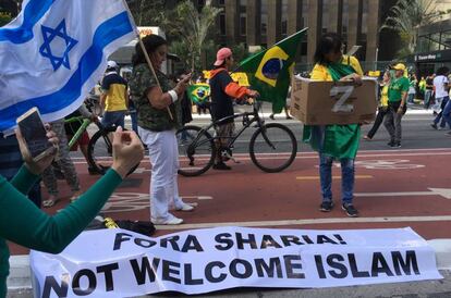 Apoiadora de Bolsonaro com a bandeira de Israel na avenida Paulista no domingo (21).