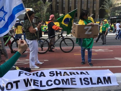 Apoiadora de Bolsonaro com a bandeira de Israel na avenida Paulista no domingo (21).