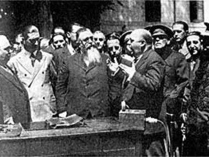 ndalecio Prieto, ministro de la República (a la derecha, con las manos extendidas), hace entrega de la Casa de Campo al alcalde de Puerto Rico, frente a él.