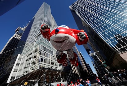 Globo gigante del personaje de dibujos Super Wings entre los rascacielos de Nueva York. 