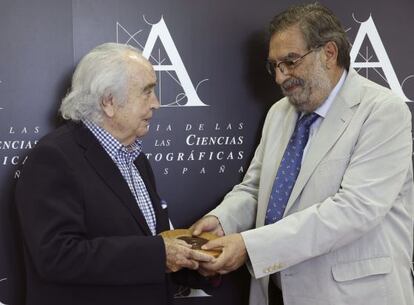 Antón García Abril recibe esta mañana la Medalla de Oro de la Academia de cine de manos de su presidente, Enrique González Macho.