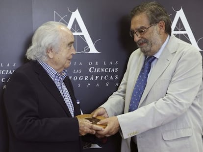 Ant&oacute;n Garc&iacute;a Abril recibe esta ma&ntilde;ana la Medalla de Oro de la Academia de cine de manos de su presidente, Enrique Gonz&aacute;lez Macho.