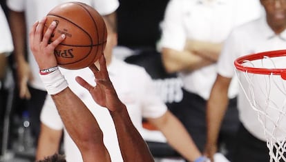 El tapón con un dedo de Kawhi Leonard a Murray.