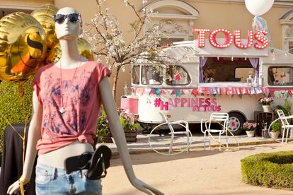 Al fondo, la caravana blanca y rosa que Tous llevó al evento y con la que todas las blogueras quisieron fotografiarse. En primer plano, un maniquí con camiseta de Efímero y chanclas negras al bolsillo de Havaianas.