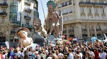 Últimas horas para visitar las fallas, que arderán esta noche.