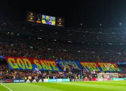 La afición del Camp Nou homenajea a Messi.