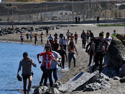 Entrada por el espigón de la frontera del Tarajal, cientos de jovenes marroquies entran por le espigón de la frontera del Tarajal en Ceuta, donde los efectivos policiales no han dado a bastos y han entrado en la ciudad sin problemas.