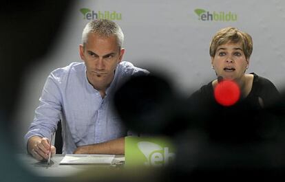 Joseba Permach, y Rebeka Ubera, durante una conferencia de prensa celebrada en San Sebastián.