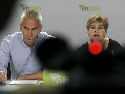 Joseba Permach, y Rebeka Ubera, durante una conferencia de prensa celebrada en San Sebastián.