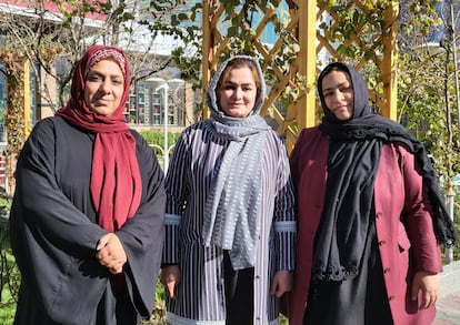 De izquierda a derecha, Maliha Hashemi, Zakia Kawiyan y Shahla Arifi,  este lunes en Kabul. / Á. E