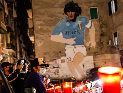 Algunos seguidores de Maradona, en la ciudad italiana de Nápoles.