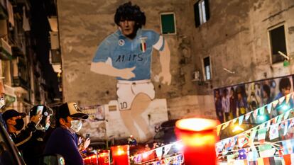 Algunos seguidores de Maradona, en la ciudad italiana de Nápoles.