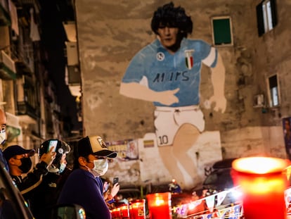 Algunos seguidores de Maradona, en la ciudad italiana de Nápoles.