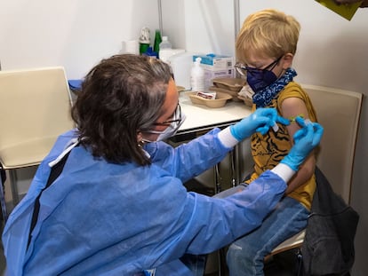 Un niño recibe una dosis de la vacuna contra el coronavirus en Viena (Austria), el pasado 15 de noviembre.