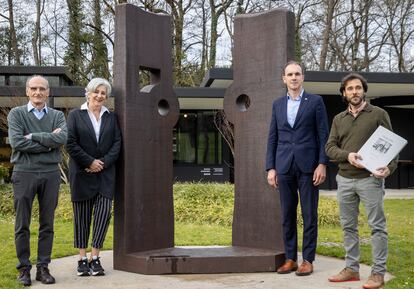 La totalidad de la obra escultórica de Eduardo Chillida ha quedado ya recogida en un catálogo razonado con la publicación del cuarto y último volumen de la colección, que completa así un trabajo que se ha extendido diez años y que abarca todo el periodo creativo del artista vasco, de 1948 a 2002. El tomo que faltaba reúne en 444 páginas las 455 esculturas que el creador donostiarra realizó de 1991 a 2002, y su publicación es el pistoletazo de salida de las actividades con las que se celebrará el centenario del nacimiento del artista, nacido el 10 de enero de 1924.