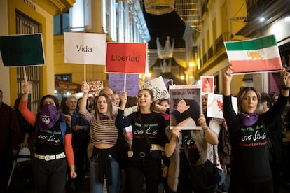 Un grupo de mujeres, varias de ellas iraníes, están participando en la manifestación del 25N en Sevilla portando pancartas y la antigua bandera del país. Las mujeres se suman a las protestas feministas de Irán que se suceden desde mediados de septiembre, cuando la policía asesinó a Mahsa Amini, una chica que lucía el  hiyab mal puesto.