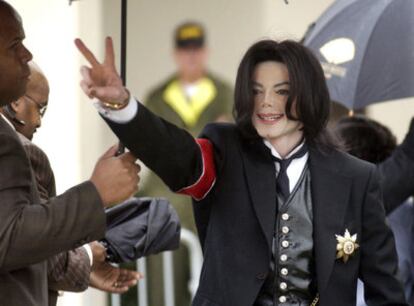 Michael Jackson em sua chegada à primeira sessão do julgamento a que foi submetido depois de ser acusado de abusos sexuais em 2005.