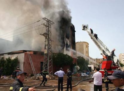 Imágenes del fuego en la fábrica de colchones en el barrio de el barrio industrial de Lissasfa.