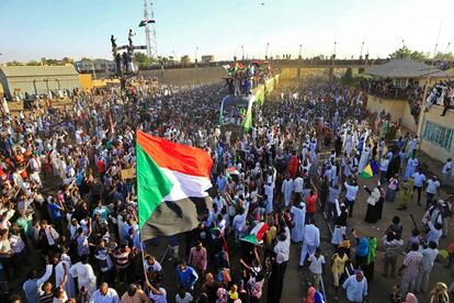 Multitud de manifestantes aplauden al llegar desde la capital de Sudán del Norte, Jartum, a la ciudad de Atbara para celebrar el primer aniversario del levantamiento que derrocó a Omar al-Bashir, que usurpó el poder durante tres décadas, y exigir justicia para los manifestantes asesinados en Sudán.