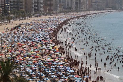 La playa de Levante, de Benidorm, repleta de veraneantes.