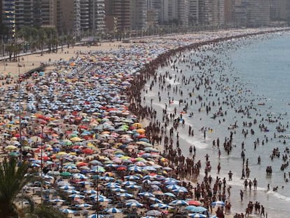 La playa de Levante, de Benidorm, repleta de veraneantes.