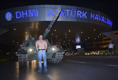 Un hombre permanece frente a un tanque a la entrada del aeropuerto Ataturk de Estambul durante el golpe de Estado, el 16 de julio de 2016.