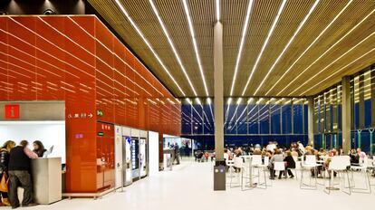 Aeropuerto de Lleida, de b720 Fermín Vázquez Arquitectos, en el que destaca la sutileza de los interiores y una contenida libertad formal que también queda reflejada en los colores y los materiales escogidos.