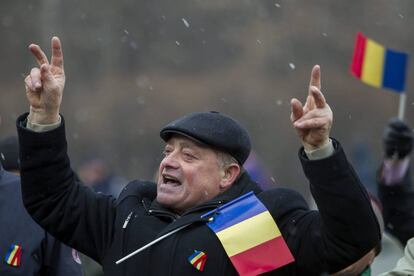 Un hombre participa en la marcha que conmemora el 98 aniversario de la Gran Unión con Rumanía, en Chisinau, Moldavia, el pasado 1 de diciembre. Este domingo se celebran las elecciones en el territorio secesionista de Transdniéster.
