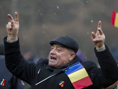 Un hombre participa en la marcha que conmemora el 98 aniversario de la Gran Unión con Rumanía, en Chisinau, Moldavia, el pasado 1 de diciembre. Este domingo se celebran las elecciones en el territorio secesionista de Transdniéster.