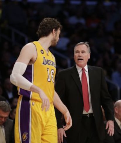 Pau Gasol, con Mike D' Antoni.