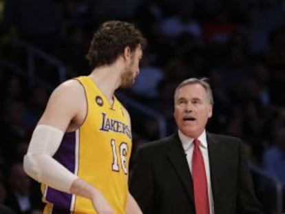 Pau Gasol, con Mike D' Antoni.