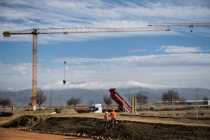 Dos operarios trabajan en una obra en Granada.