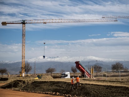 Dos operarios trabajan en una obra en Granada.