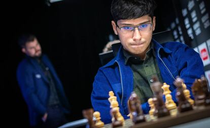 Alireza Firouzja, este jueves durante la penúltima ronda del Altibox Norway Chess, con Magnus Carlsen al fondo.