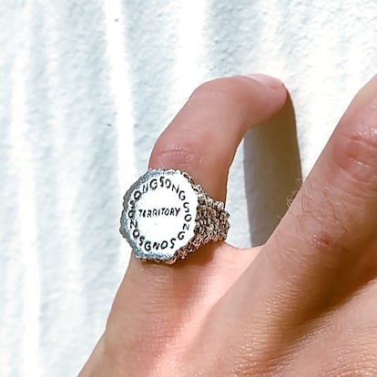 Un anillo de plata de la colección de joyas del proyecto Doubt. "Lo que me interesaba es explorar la forma en que palabras y dibujos pueden incrustarse en una joya", dice Pallasvuo.