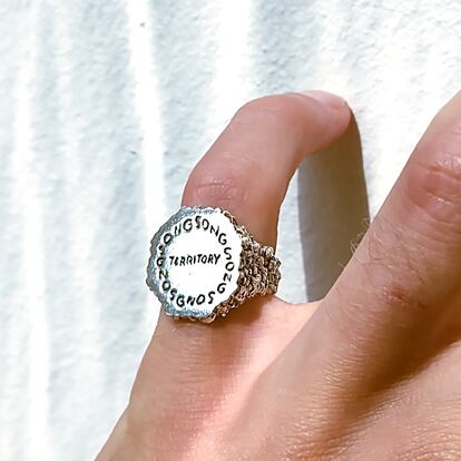 Un anillo de plata de la colección de joyas del proyecto Doubt. "Lo que me interesaba es explorar la forma en que palabras y dibujos pueden incrustarse en una joya", dice Pallasvuo.