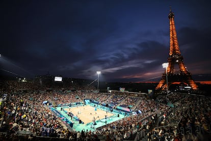 Vista general de la Torre Eiffel y la cancha de voleibol playa durante un partido, el día 27 de julio.