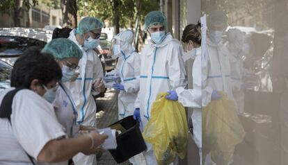 Personal del CAP Ripollet realitzant proves PCR a domicili, aquest dimecres.