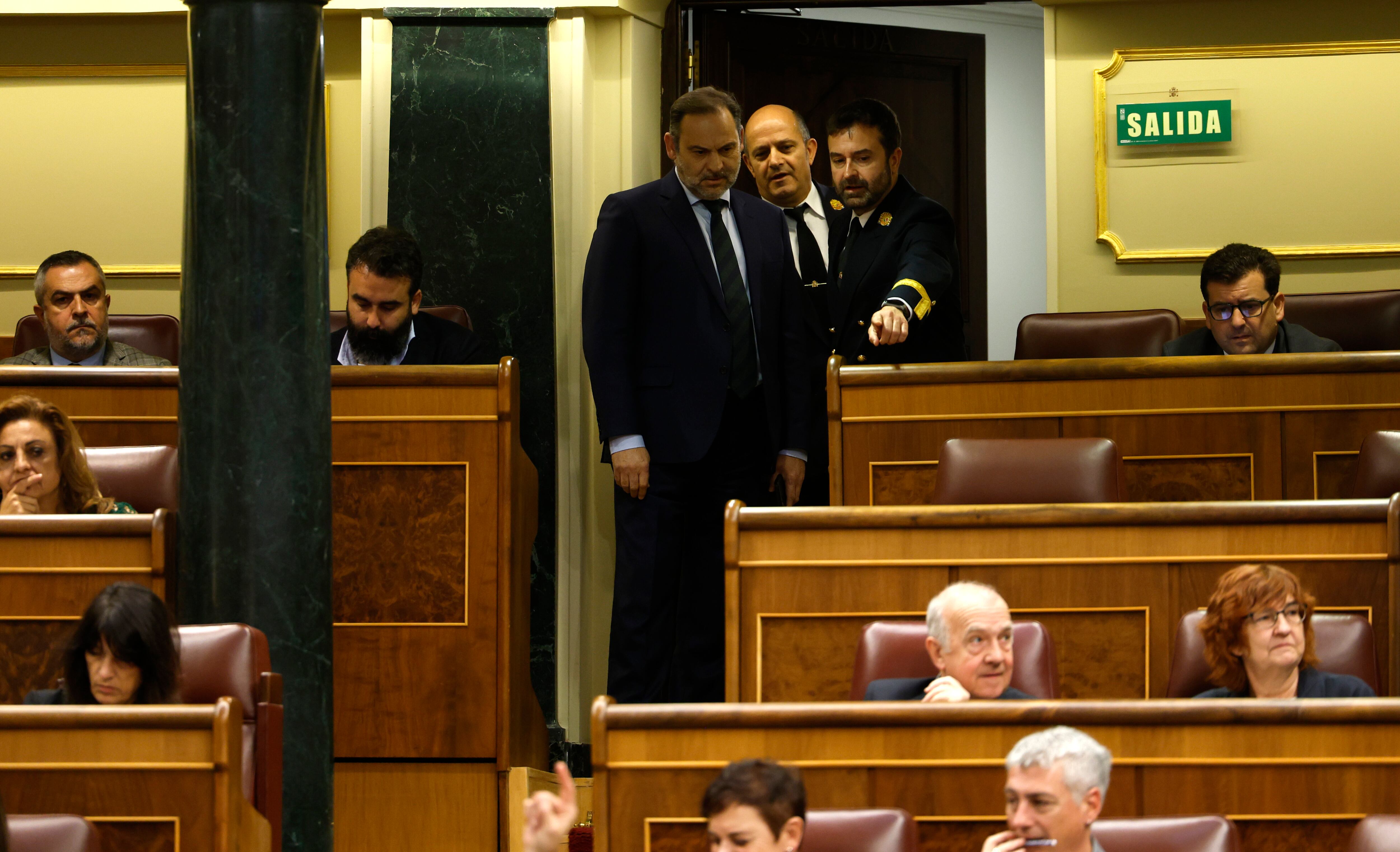 El diputado José Luis Ábalos, de pie en la escalera, a su llegada al Congreso, donde busca su escaño en el Grupo Mixto, el 14 de marzo de 2024.