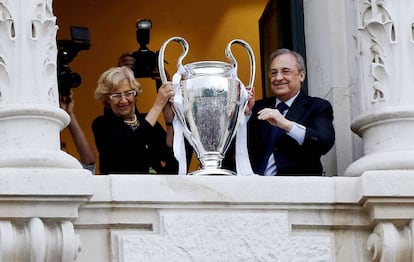 Florentino P&eacute;rez, junto a la alcaldesa de Madrid Manuela Carmena.