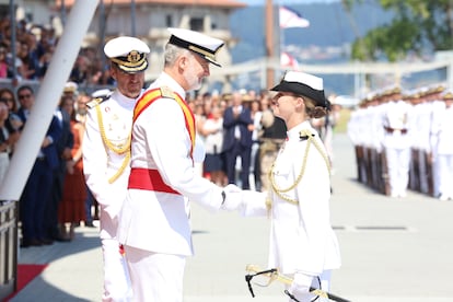 La princesa Leonor recibe la Gran Cruz al Mérito Naval de manos de su padre, el rey Felipe VI, durante la entrega de reales despachos a los nuevos oficiales en la Academia Naval de Marín, un acto al que asisten la reina Letizia y la infanta Sofía, este miércoles.