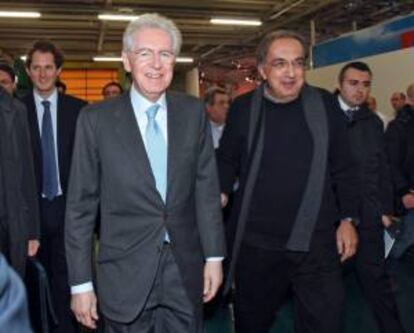 El primer ministro de Italia, Mario Monti, el presidente de la automovilística Fiat, John Elkann (i), y el administrador delegado de Fiat, Sergio Marchionne (d), durante su visita a la fábrica de Fiat en Melfi, Potenza, Italia, hoy.